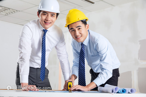 裝修工人測量制作裝修圖紙